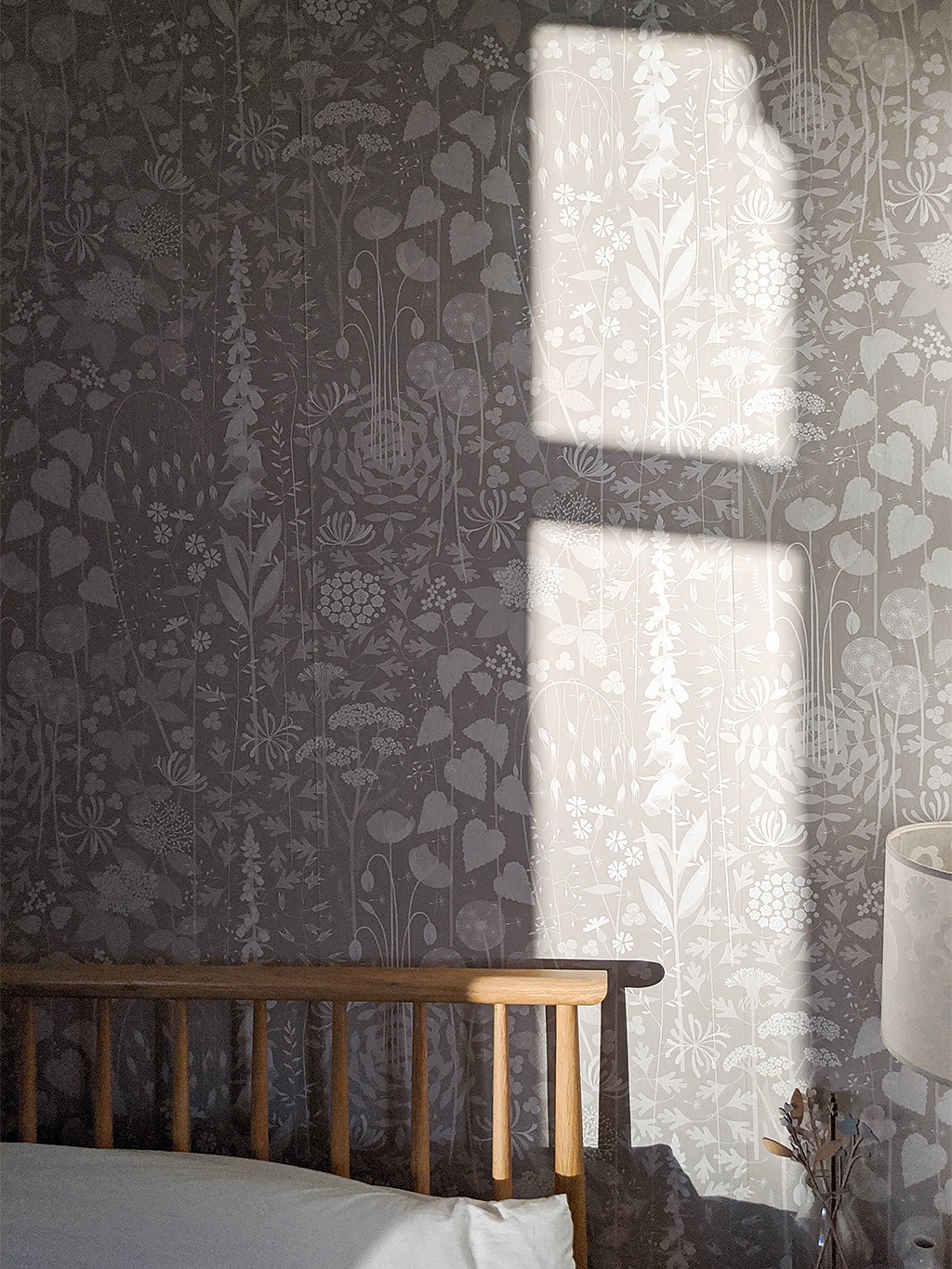 Tapete Hedgerow wallpaper in Hush | Hannah Nunn